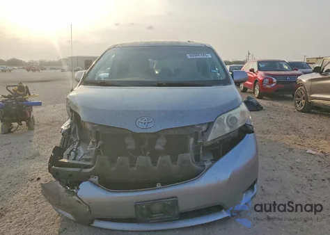 2012 Toyota Sienna Le z USA, uszkodzony, nr VIN 5TDKK3DC0CS277435